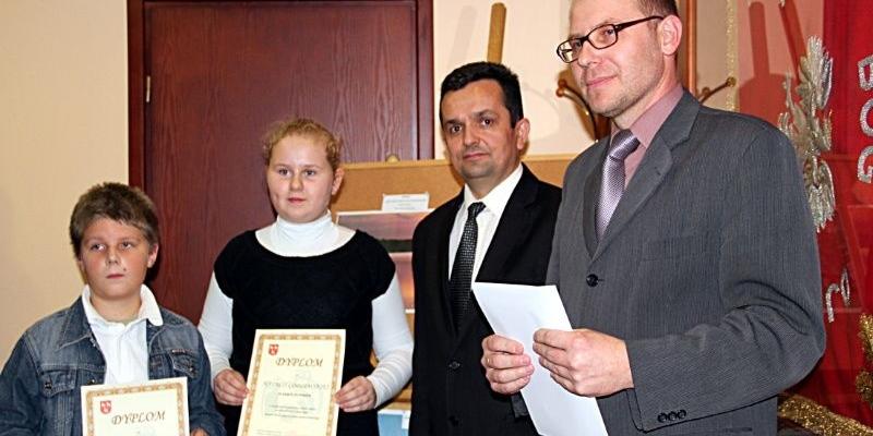 Podczas posumowania powiatowego konkursu fotograficznego. Na zdjęciu (od prawej) Roman Bocian i Jerzy Siwiec z dwojgiem nagrodzonych uczestników konkursu. Fot. Arch. Starostwa Powiatowego w Łukowie - fot. 