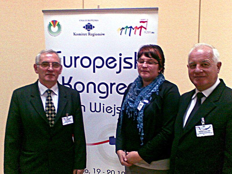 Przedstawiciele powiatu łukowskiego na Europejskim Kongresie Gmin Wiejskich w Warszawie. Na zdjęciu od lewej: przewodniczący Rady Gminy Wola Mysłowska - Tadeusz Talarek, skarbniczka Gminy Wola Mysłowska - Kinga Szerszeń i wójt gminy - Władysław Mika. Fot. - fot. 