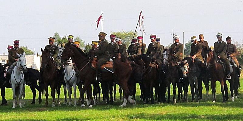 Kawalerzyści w Woli Gułowskiej. Październik 2014 r. Fot. PGL - fot. 
