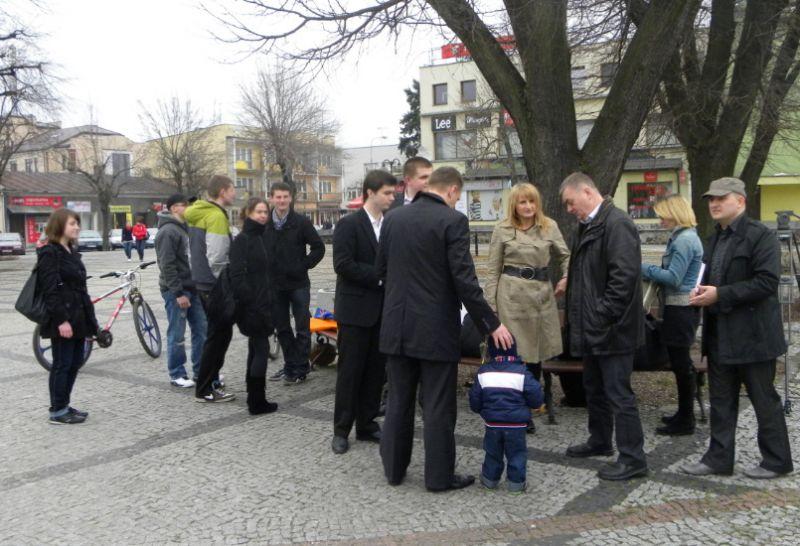 Młodzi Demokraci i łukowscy działacze Platformy Obywatelskiej podczas sobotniej akcji rozdawania egzemplarzy Konstytucji RP. Fot. PGL - fot. 