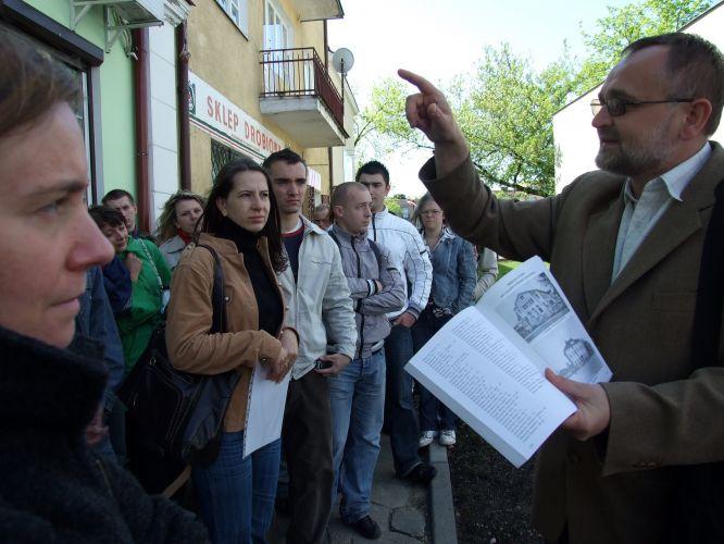 Ulica Berka Joselewicza w Siedlcach, pierwszy z prawej Edward Kopówka - fot. 