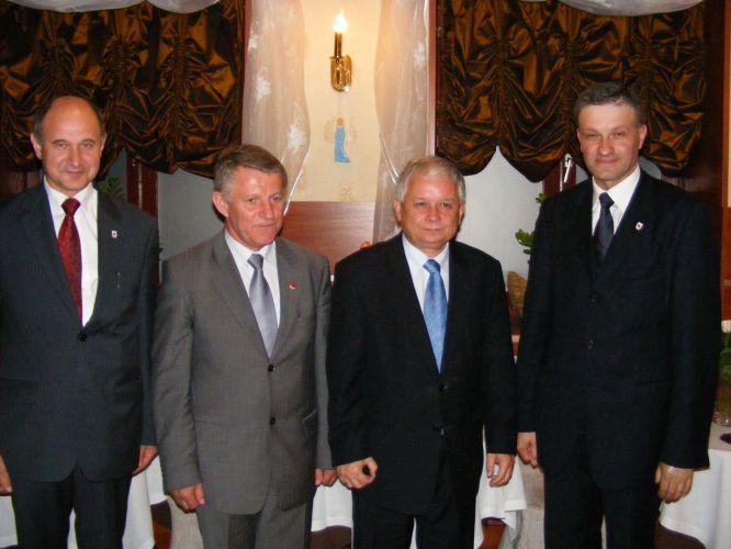 Prezydent w otoczeniu garwolińskich samorządowców. Od lewej wicestarosta Marek Chciałowski i burmistrz Tadeusz Mikulski. Z prawej starosta garwoliński Grzegorz Woźniak. Fot. J. Janusz  - fot. 