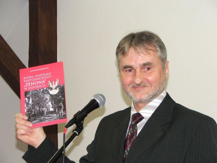 Sławomir Kordaczuk ze swoją najnowszą książką 
na spotkaniu promocyjnym 28 maja 2009 r.  - fot. 