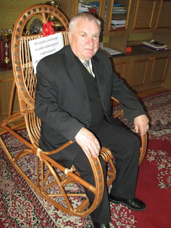 Wójt M. Korycki fotel bujany dostał od swoich pracowników. 
Zbyt często korzystać z niego jednak nie zamierza.  - fot. 