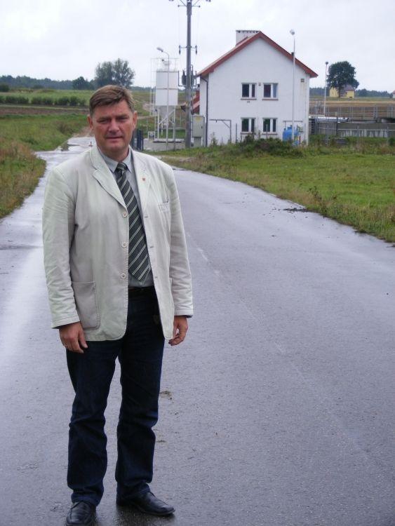 Wójt Koszutski i droga, 
przez którą może stracić stołek - fot. 