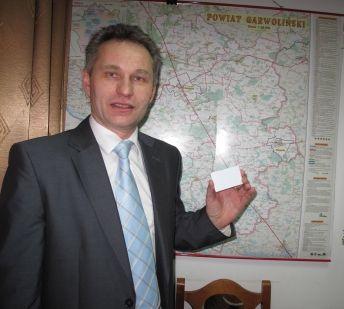 Bogdan Kozioł pokazuje, jak może wyglądać karta, 
która, zamiast papierowego biletu, 
już niedługo zostanie wprowadzona w garwolińskim PKS. - fot. 
