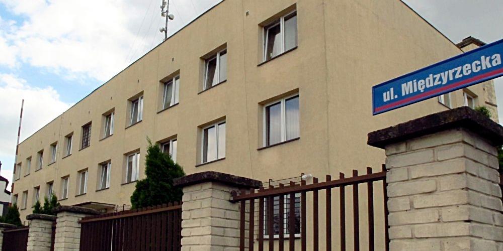 Komenda Powiatowa Policji w Łukowie wszczęła dochodzenie w sprawie piwa na imprezie sportowej w Adamowie. Na zdjęciu siedziba KPP przy ul. Miedzyrzeckiej. Fot. PGL