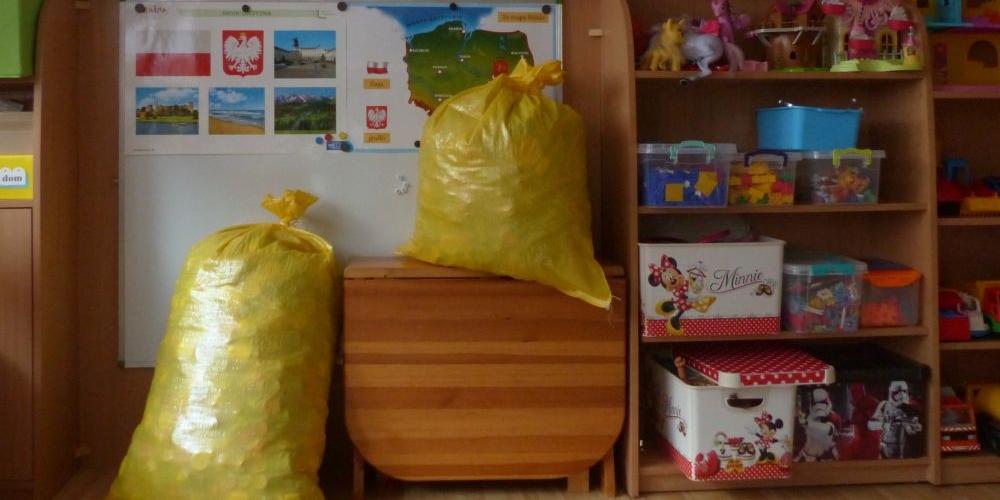 Kolejne worki z nakrętkami od Niepublicznego Przedszkola 11 Krasnoludków w Siedlcach, fot. Ana