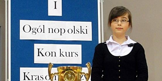 Wiktoria Dudek w Poznaniu opowiadała o swojej Małej Ojczyźnie. W finale konkursu musi zabłysnąć mową na temat Wielkopolski. Fot. Arch. SP w Szaniawach - fot. 