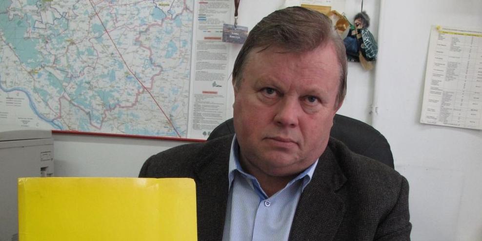 Do Janusza Krawczyka, Powiatowego Inspektora Nadzoru Budowlanego w Garwolinie przychodzi sporo anonimów. Trafiają do żółtej teczki. Fot. J. Janusz - fot. 