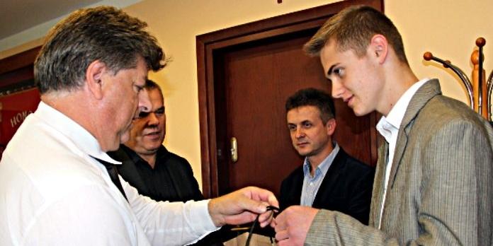 Maciej Królik (z prawej) na spotkaniu u starosty łukowskiego. Janusz Kozioł wręcza zawodnikowi upominek. Fot. Arch. Starostwo w Łukowie - fot. 