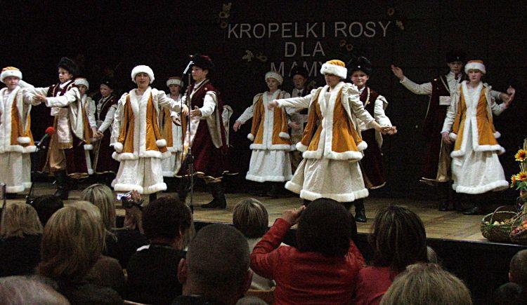 Najbardziej doświadczeni tancerze zespołu Kropelki Rosy wystąpili Z Polonezem Warszawskim. Fot. PGL - fot. 
