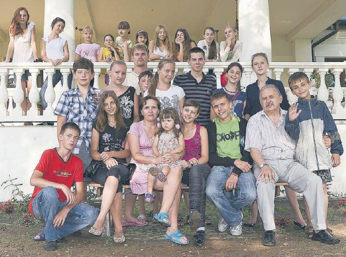Grupa młodych Polaków z Krymu podczas pobytu w Siedlcach z wiceprezesem siedleckiego Oddziału „Wspólnoty Polskiej”, Jackiem Grabińskim (siedzi drugi z prawej). fot. J. Mazurek - fot. 