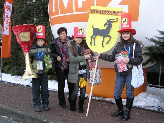 Uczniowie z kałuszyńskiej podstawówki z Krystyną Raczyńską, fot. arch. szkoły - fot. 