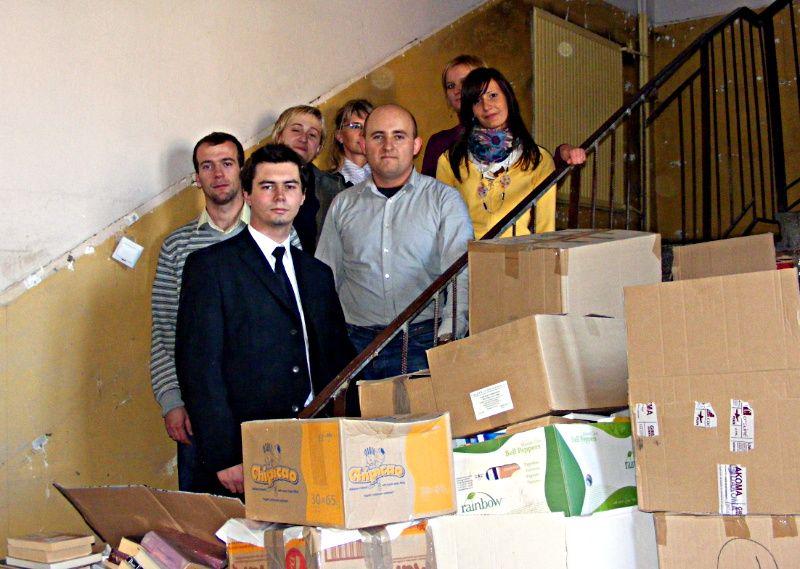 Łukowska grupa pomagających gminie Wilków z Arturem Czubaszkiem na czele (stoi w pierwszym rzędzie w środku). Fot. Arch. BR posłanki do PE L. Kolarskiej-Bobińskiej - fot. 