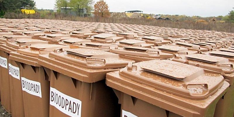 Brakowało pojemników na bioodpady? Już ich nie zabraknie! Na zdjęciu plac Zakładu Oczyszczania Miasta, gdzie ustawiono prawie 9 tys. pojemników na śmieci czekających na rozwiezienie do mieszkańców Łukowa. Fot. PGL - fot. 