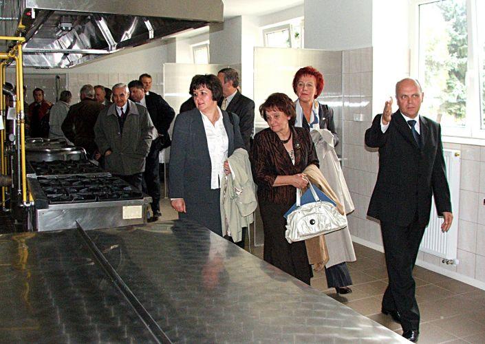 Zbigniew Górka, szef firmy Gumi, która będzie gotowała posiłki dla pacjentów Szpitala Św. Tadeusza w Łukowie, oprowadza gości po zmodernizowanym pomieszczeniu nowoczesnej kuchni. Fot. PGL - fot. 