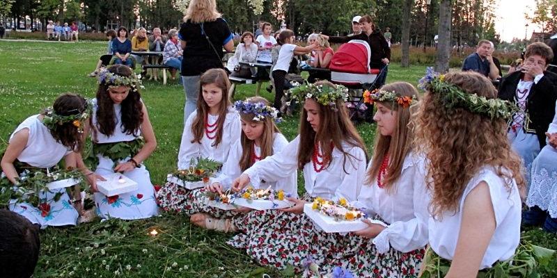 Dziewczęta z ZPiTZŁ „Łukowiacy” przy wyplataniu wianków. Fot. PGL - fot. 