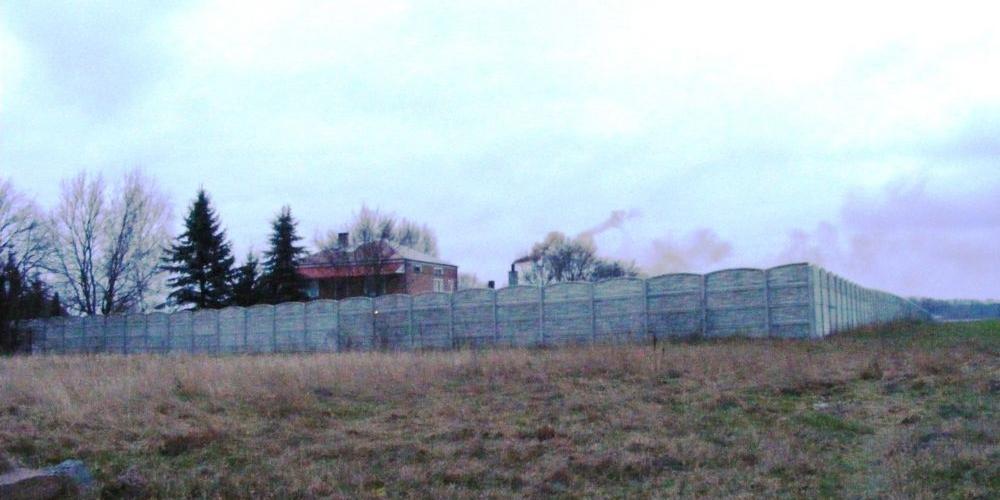 Za tym murem znajduje się ferma. fot. MK - fot. 