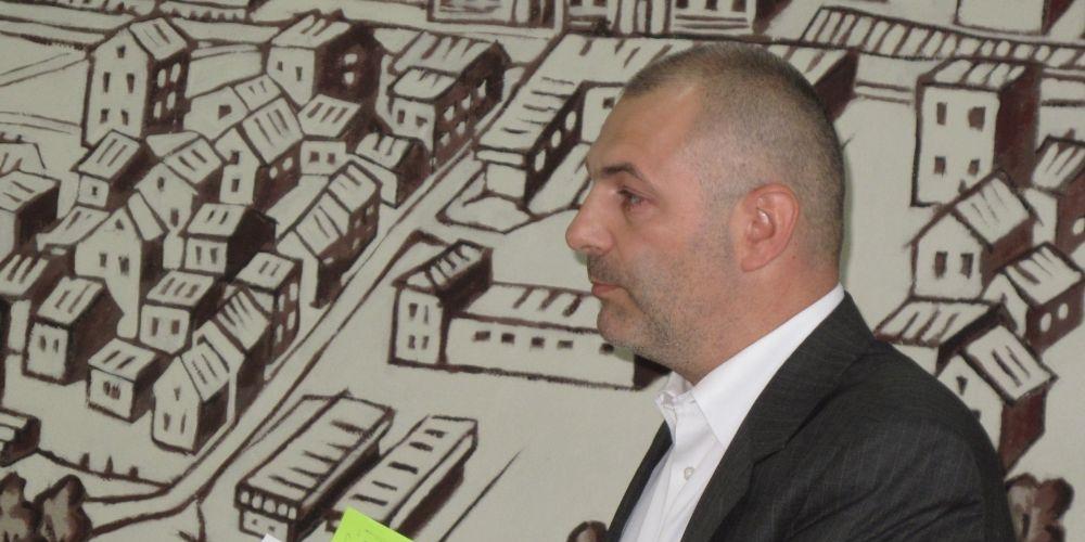 Maciej Kurowski znalazł w folderze dużo błędów. - fot. 