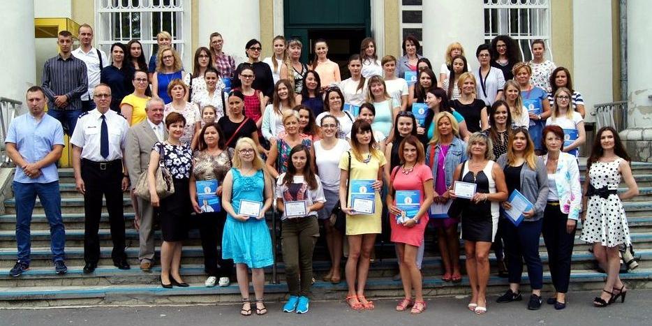 Uczestniczki szkolenia po otrzymaniu certyfikatów razem z prowadzącymi kurs oraz z prezydentem Siedlec i komendantem siedleckiej KMP. Fot. Arch. KMP w Siedlcach - fot. 