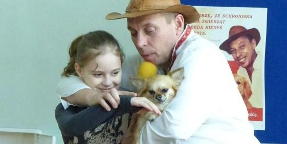 ucy dała się nie tylko pogłaskać, ale też posłuchać bicia swojego serduszka. Fot. Aneta Abramowicz-Oleszczuk