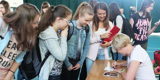 Po spotkaniu sympatyczna lekkoatletkę ciasno obstąpiły łowczynie autografów. Fot. Arch. G2 - fot. 