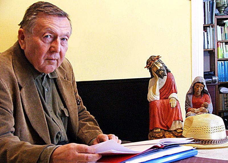 Longin Kowalczyk poświęca się teraz w domu gromadzeniu i opracowywaniu bogatych wspomnień. Fot. PGL - fot. 