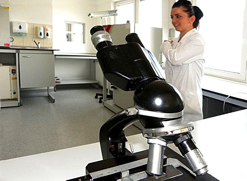 Jedna z pracownic nowo otwartej pracowni mikrobiologicznej prezentuje urządzenia laboratoryjne. Fot. PGL - fot. 