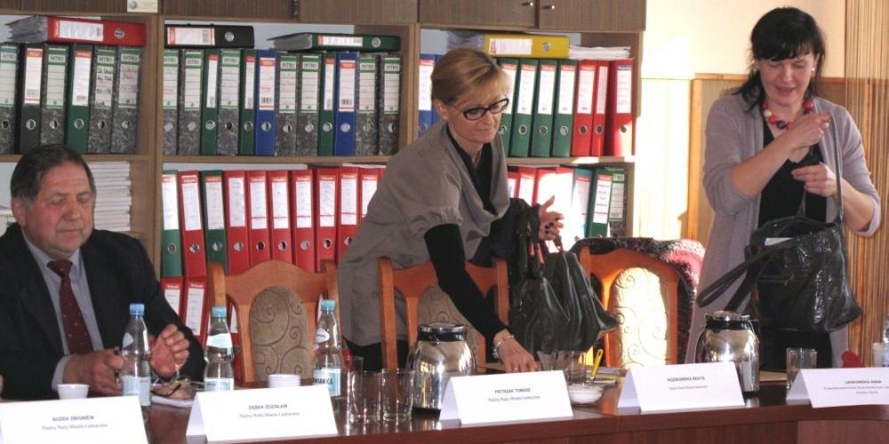 Na zdjęciu: Beata Kozikowska (po lewej) i Anna Laskowska pakują się do wyjścia.  - fot. 