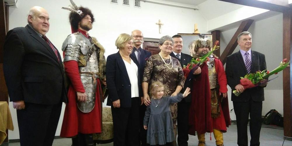 Laureaci nagrody z przewodniczącą Kapituły Zofią Czapską, 3-letnią Laurą Gujską-Lipską oraz panami w 
