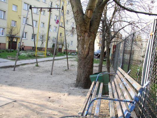 Ławeczka stoi kilka metrów od huśtawki. Oznacza to, że amator mocnego trunku 
musi się oddalić - fot. 