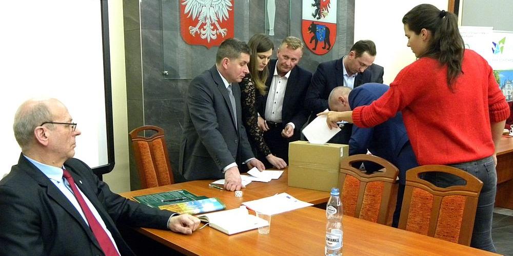 Ryszard Gajewski przygląda się głosowaniu nad swoim odwołaniem. (fot. sej)