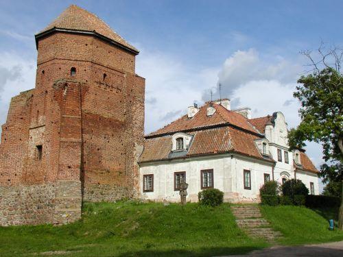 Barokowy dworek na fundamentach domu gotyckiego wybudował 
w 1782 r. starosta liwski Tadeusz Grabianka.
 - fot. 