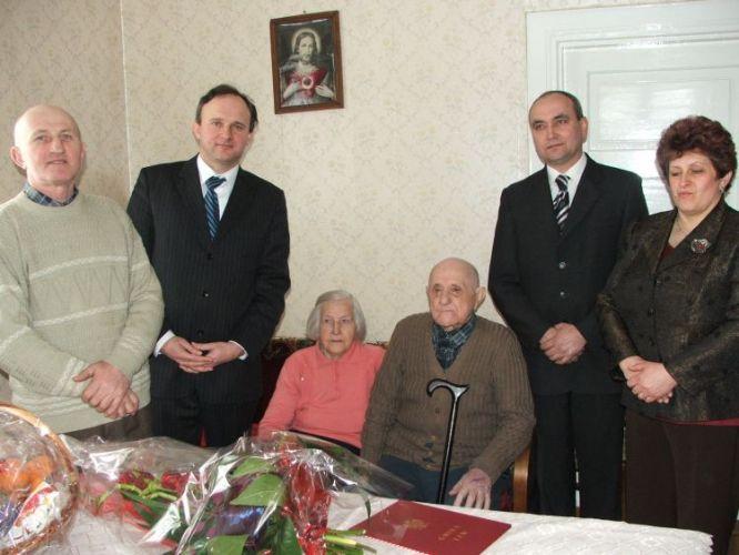 W środku jubilaci: Władysława i Władysław Kodymowie. Stoją od lewej: Zbigniew Kodym, wójt Bogusław Szymański, przewodniczący RG - Adam Strąk oraz radna Wiesława Wrzosek.
 - fot. 