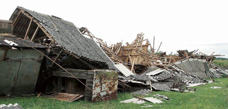 Sobotnia wichura nad powiatem węgrowskim przewracała stodoły, powalała drzewa, łamała słupy. - fot. 