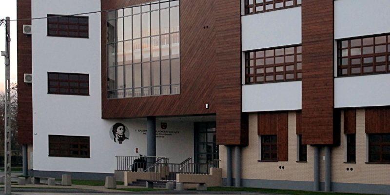 Wejście do nowego budynku I LO im. T. Kościuszki w Łukowie od strony ul. Cieszkowizna. Fot. PGL - fot. 