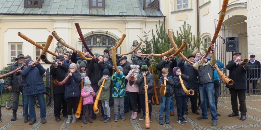 Ligają młodsi i starsi. Chłopcy i dziewczęta. Panowie i panienki, fot. Ana