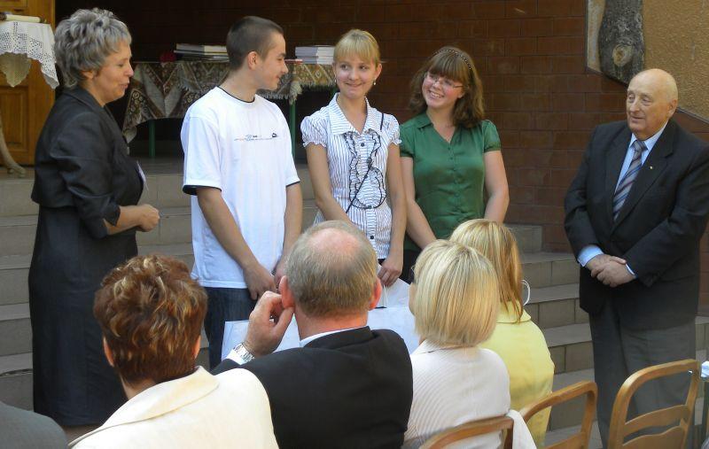 Zwycięzcom w konkursie wiedzy o PCK i PBK, gimnazjalistom z Ostrówka, Magdalenie Suchodolskiej, Ilonie Siwak i Tomaszowi Osemce nagrody wręcza Stanisław Maciejewski, dyrektor biura PCK w Łodzi. Pierwsza od lewej dyrektor Małgorzata Siuchta. Fot. Dariusz K - fot. 