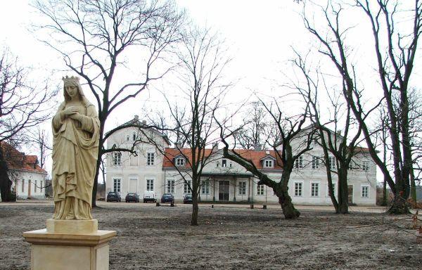 Na parkowym dziedzińcu, kiedyś zarośniętym, zrobiło się przestronniej. - fot. 