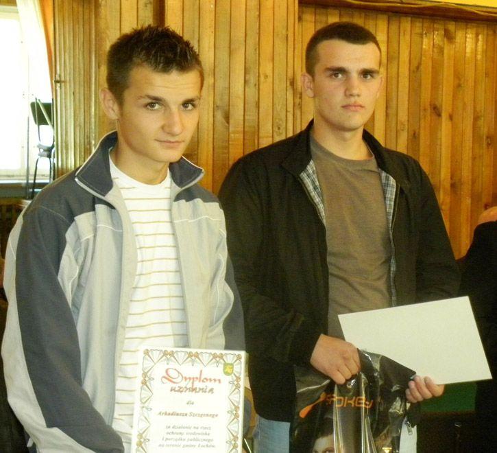 Arkadiusz Szczęsny (z lewej) i Radosław Szczęsny 
otrzymali nagrody na sesji Rady Miejskiej w Łochowie.   - fot. 