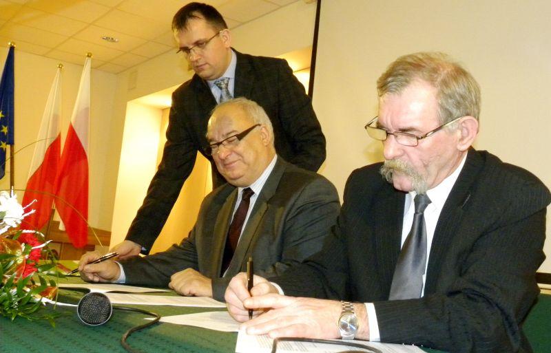 Od prawej: burmistrz Marian Dzięcioł, prezes WFOŚiGW Tomasz Skrzyczyński, w głębi - Krystian Szczepański, dyrektor wydziału funduszy pomocowych WFOŚiGW, fot. DK   - fot. 