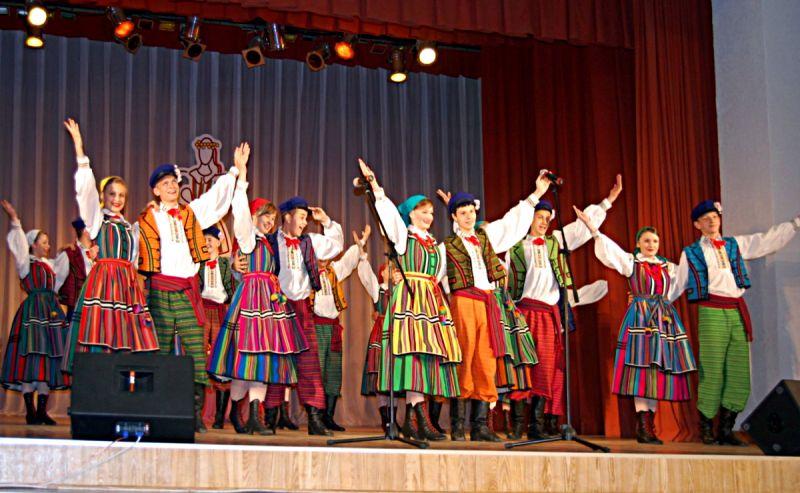 „Taniec opoczyński” w wykonaniu „Łukowiaków” podczas Festiwalu „Polski Folklor” w Łatgali na Łotwie. Fot. Arch. ZPiT „Łukowiacy” - fot. 