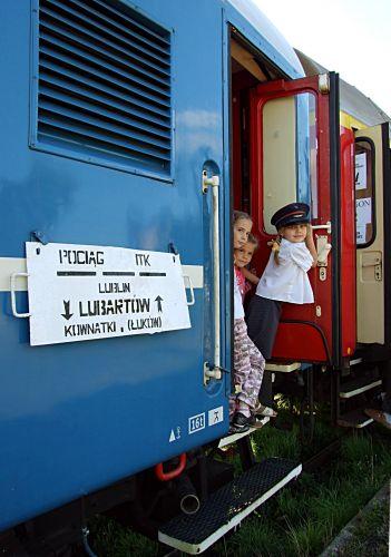 Pociąg Turystyczno-Promocyjny ITK PKP Stacja Lubartów na trasie wybudowanej przed 110 laty największą radość sprawiał dzieciom. Fot. Ana - fot. 