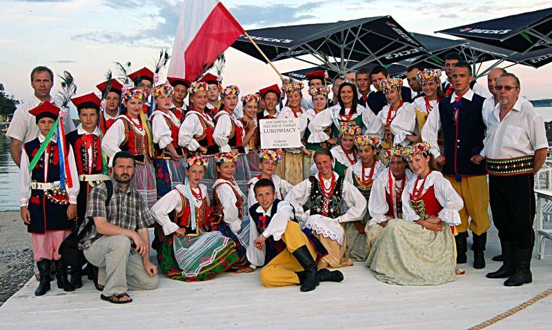 Zespół Pieśni i Tańca Ziemi Łukowskiej „Łukowiacy” na Międzynarodowym Młodzieżowym Festiwalu Folklorystycznym w Primorsko w Bułgarii kolejny raz robił furorę. Pierwszy od lewej dyrektor Grzegorz Rzymowski. Fot. Arch. Zespołu - fot. 