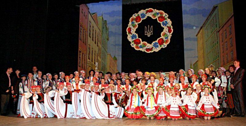 Wspólna radość po występach młodzieży polskiej z ZPiT „Łukowiacy” i ukraińskiego zespołu „Wikrutasiki”. Fot. Arch. ZPiT „Łukowiacy” - fot. 