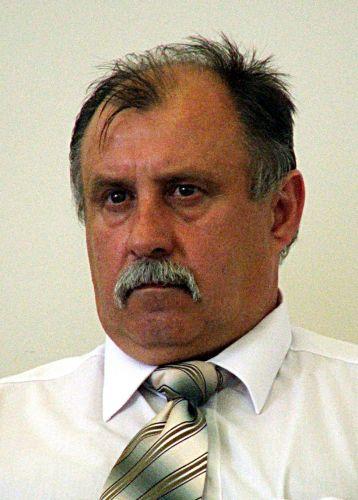 Marian Michałko, dyrektor Zespołu SzkółSpecjalnych w Łukowie. Na opisywanej sesji Rady Powiatu był tylko do pierwszej przerwy. Gdy rozpatrywano jego sotyczącą sprawę - M. Michałki na sali nie było. Fot. PGL - fot. 