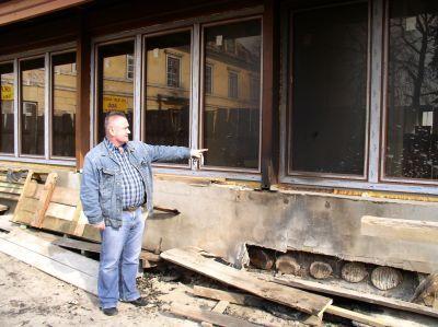 Jerzy Michalec: Trzeba wymienić te okna i drewnianą belkę. Musimy też skuć część 
elewacji i położyć ją na nowo. W prawym górnym rogu budynek, któty chciał ktoś spalić . - fot. 