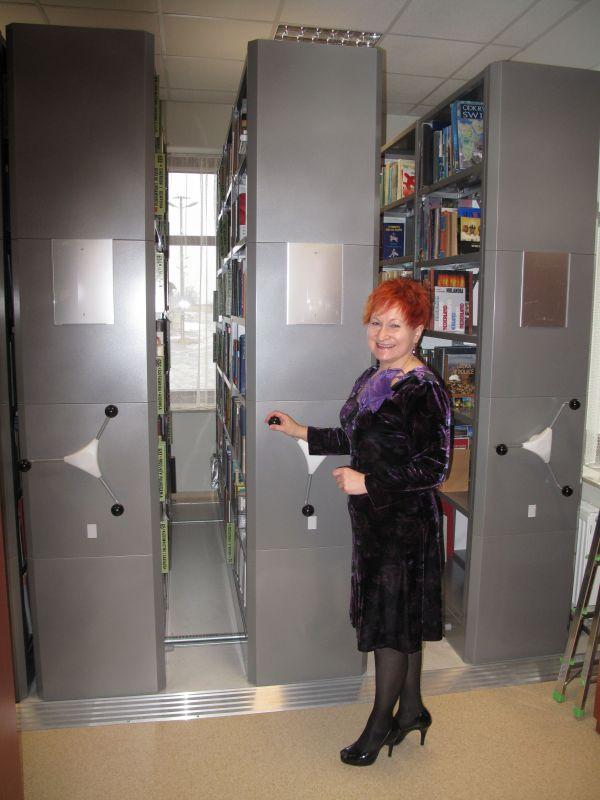 Dyrektor Hanna Lecyk w nowej bibliotece - fot. 