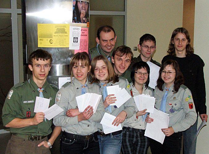 Członkowie 5. Łukowskiej Grunwaldzkiej Drużyny Wędrowniczej prezentują tuż przed zakończeniem dyżuru niewielką część zebranych listów. W ostatnim rzędzie przy filarze stoi drużynowy i nauczyciel I LO, phm. M. Mojski. Fot. PGL - fot. 